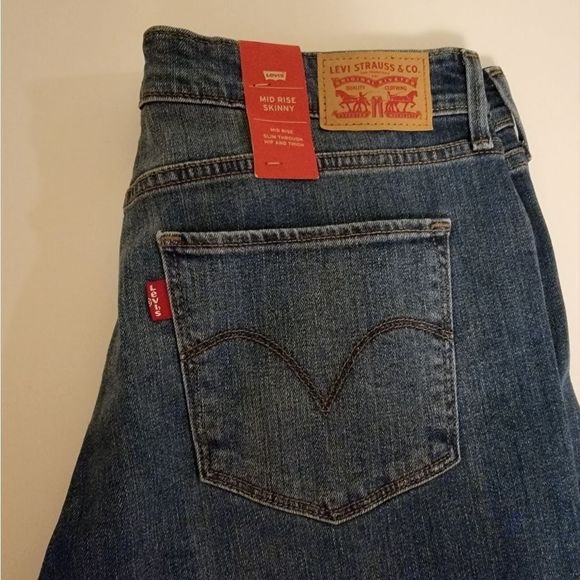 NEW Levi's Mid-Rise Skinny Jeans - Picture 3 of 9